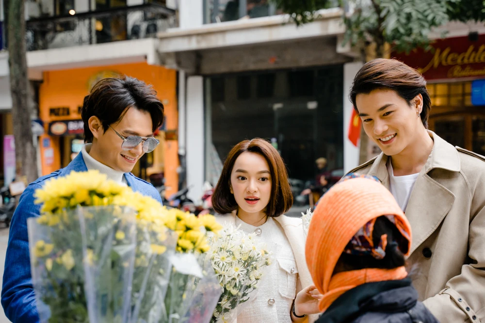 Kaity Nguyễn tận hưởng cái rét tại Hà Nội bên 2 'phi công' ảnh 5