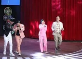 MC Lại Văn Sâm cười khoái chí khi được Tự Long chở trên xe 67 ảnh 6 Ngọc Ánh biến sân khấu thành vũ trường những năm 70