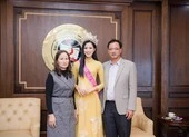 Hoa hậu Đỗ Hà khoe sắc trong tà áo dài khi giới thiệu về Việt Nam ảnh 11 Hoa hậu Đỗ Thị Hà xúc động bật khóc trong ngày về thăm trường
