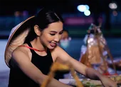 Thùy Tiên tạo ấn tượng mạnh mẽ ngay khi chào sân 'Miss Grand International 2021' ảnh 6 Thùy Tiên giới thiệu món bánh tráng trộn đến 'Miss Grand International'
