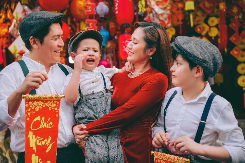 Gia đình Đức Thịnh - Thanh Thuý và bộ ảnh Tết theo kiểu Sài Gòn xưa ảnh 2