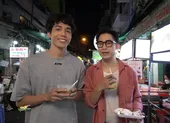Á hậu Phương Anh và MC Quốc Bảo ngắm phố phường Sài Gòn trên xe buýt mui trần ảnh 5 Quốc Bảo và Dương Thanh Vàng ăn uống 'phũ phê' ở phố ẩm thực Hồ Thị Kỷ