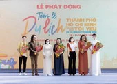 Lương Thùy Linh cùng Phương Anh lên đồ dự show thời trang tại Paris ảnh 6 Á hậu Phương Anh, diện áo dài đội vương miện diễu hành khắp Sài Gòn