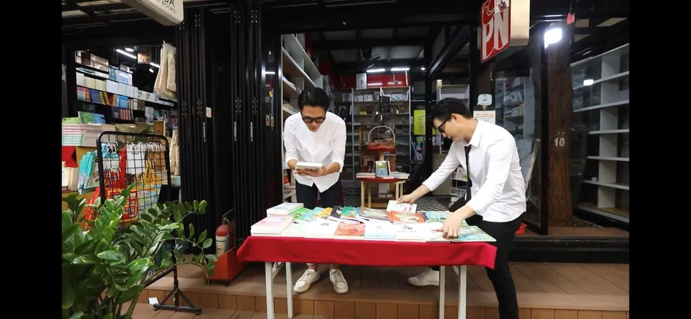 Theo chân Huỳnh Thanh Trực và MC Quốc Bảo khám phá Đường sách Nguyễn Văn Bình ảnh 4