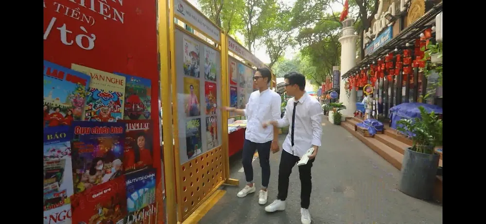 Theo chân Huỳnh Thanh Trực và MC Quốc Bảo khám phá Đường sách Nguyễn Văn Bình ảnh 1