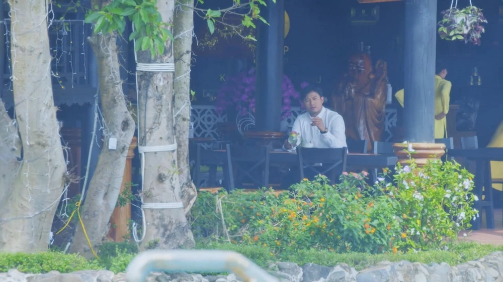 Hiếu trong quán cà phê Lão Bàng dự định ghé qua.