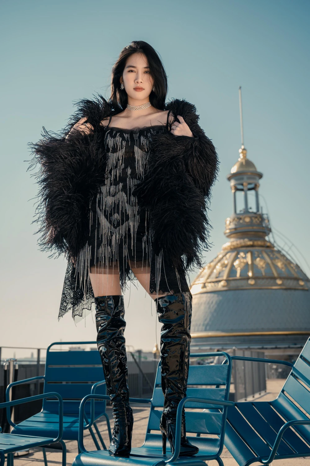 Phương Anh tại đường phố Paris. Ảnh: SV