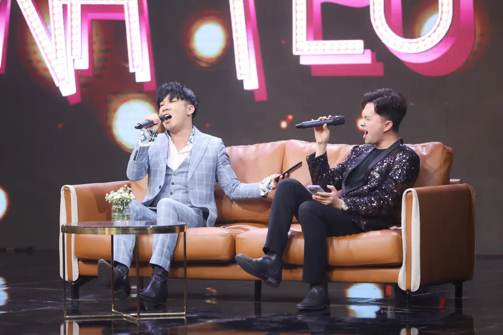 Hai ca sĩ trình bày ca khúc của mình. Hai ca sĩ trình bày ca khúc của mình.