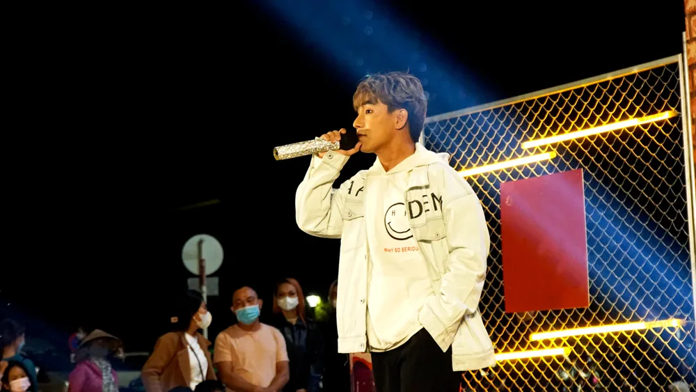 Ca sĩ Rum trình bày ca khúc của mình.