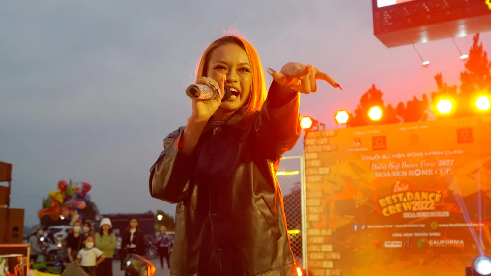 Mai Ngô trình diễn trên sân khấu.