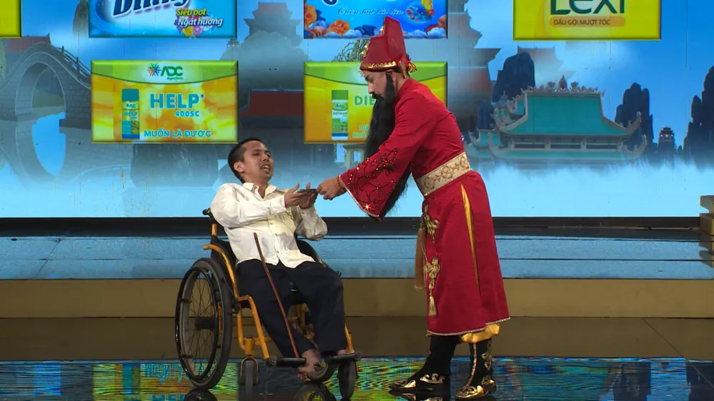 Anh Vọng nhận quà chương trình.