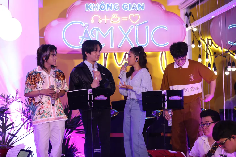 Các nhân vật song ca với nhau.