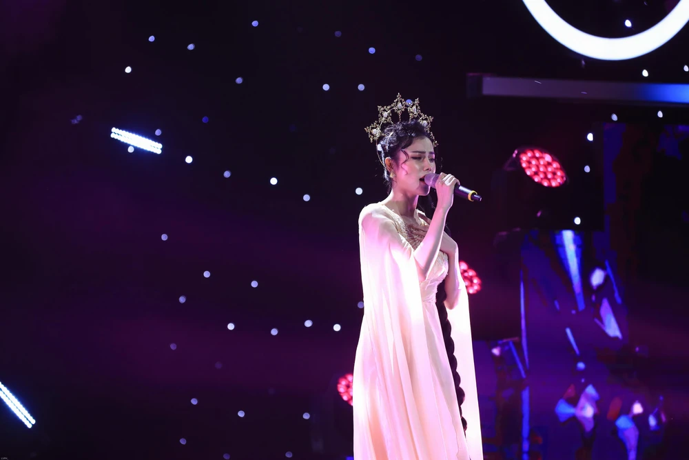 Hồng Gấm thể hiện ca khúc của mình.