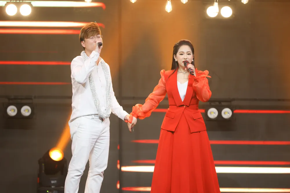 Sỹ Luân song ca cùng Lương Bích Hữu. Sỹ Luân song ca cùng Lương Bích Hữu.