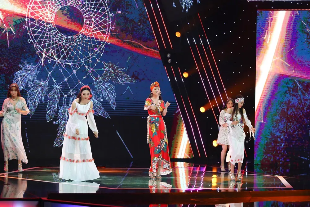 Đào Kỳ Anh nhận được 10 điểm từ danh ca Thái Châu và giám khảo Nguyễn Phi Hùng.