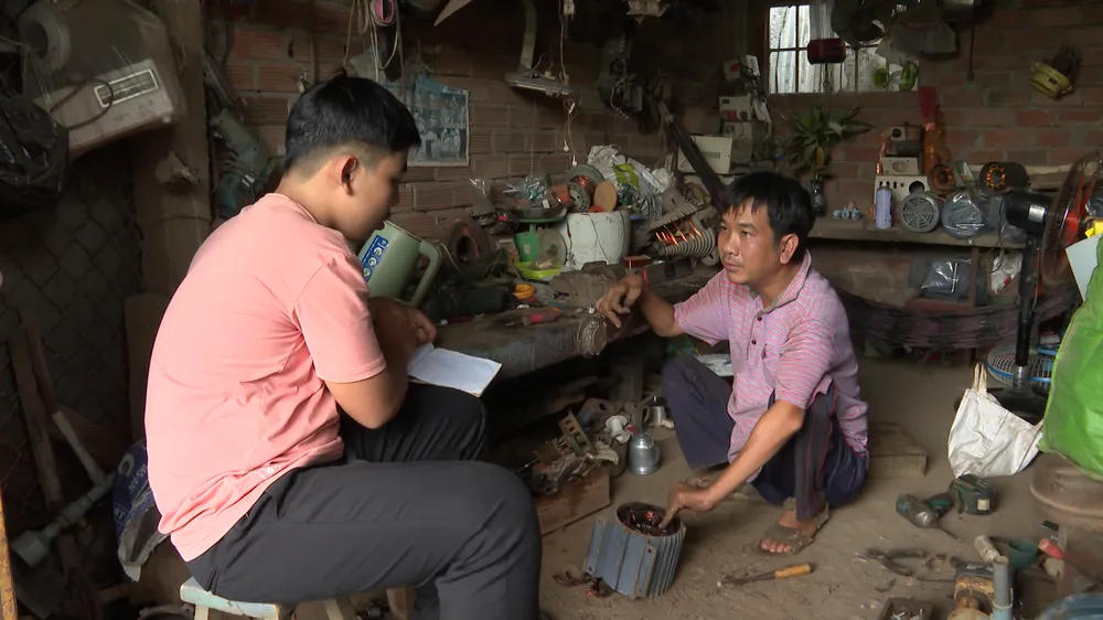 Anh Bảo tại tiệm điện. Anh Bảo tại tiệm điện.