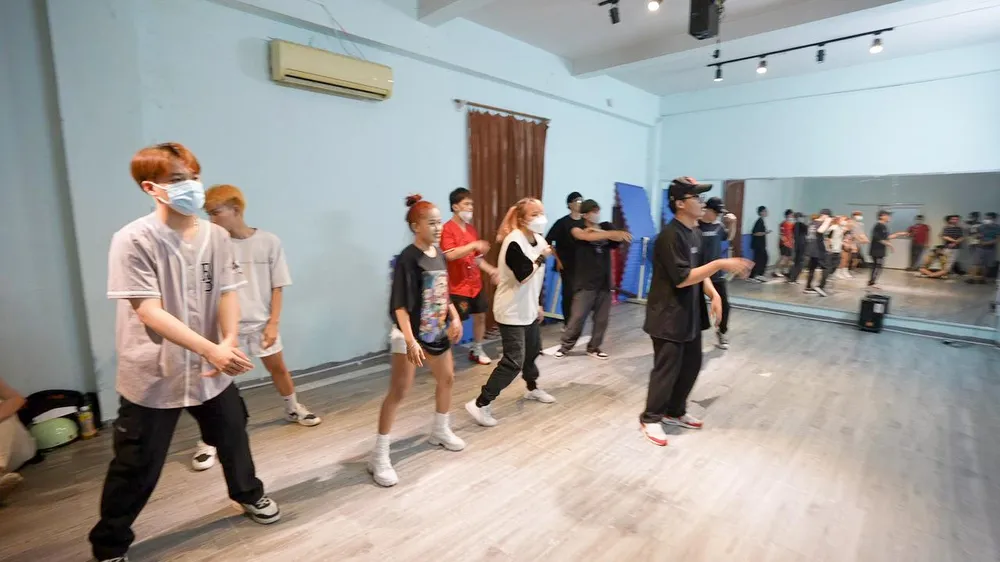 Nhóm đang luyện tập. Nhóm đang luyện tập.