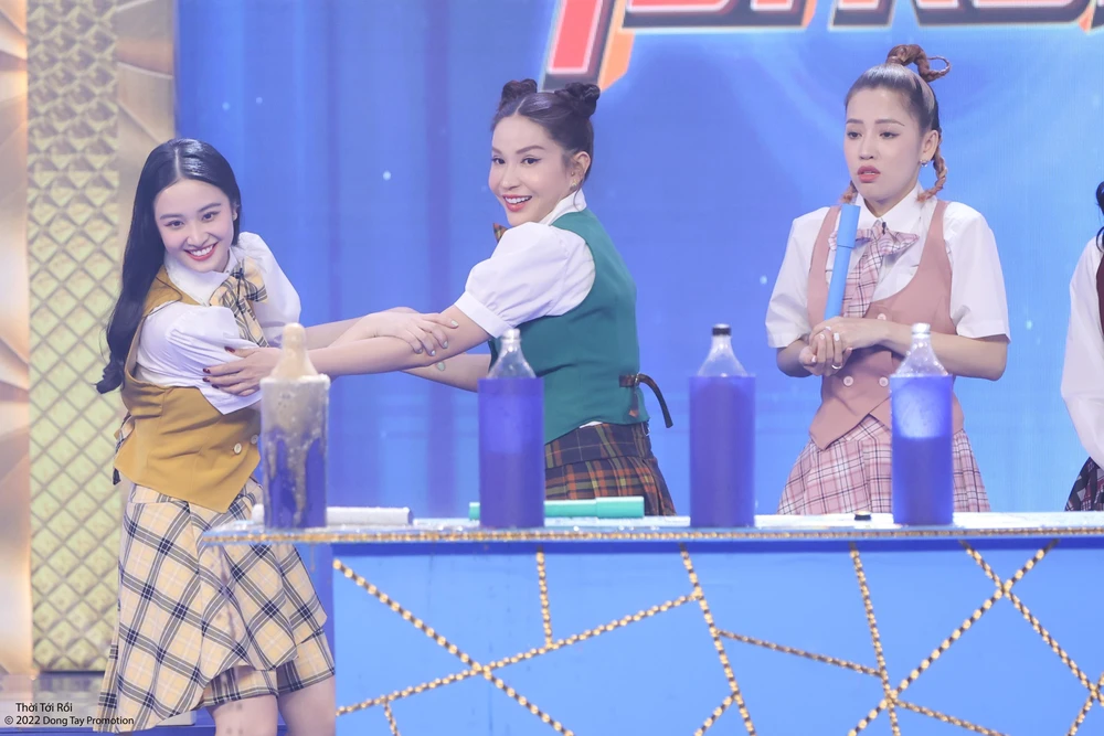 Các thí sinh với vòng Nước trào ào ào.