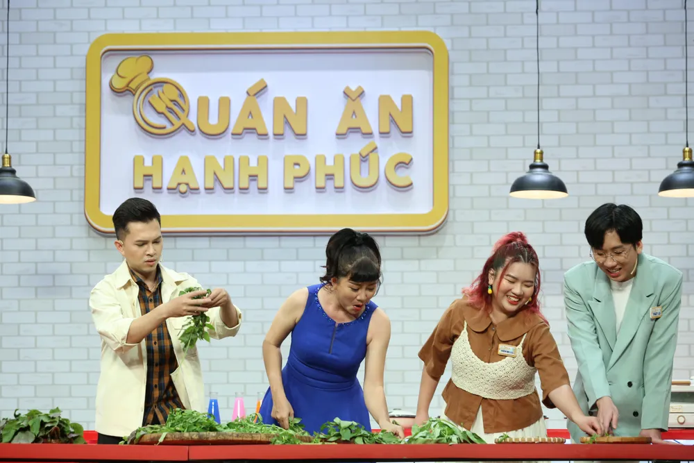 Các nhân vật thử thách làm món ăn.