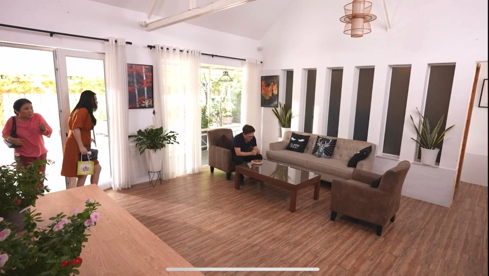 Người chồng đang ép dầu thực vật cho con bị mẹ và vợ hiểu lầm. Ảnh: Chụp màn hình.