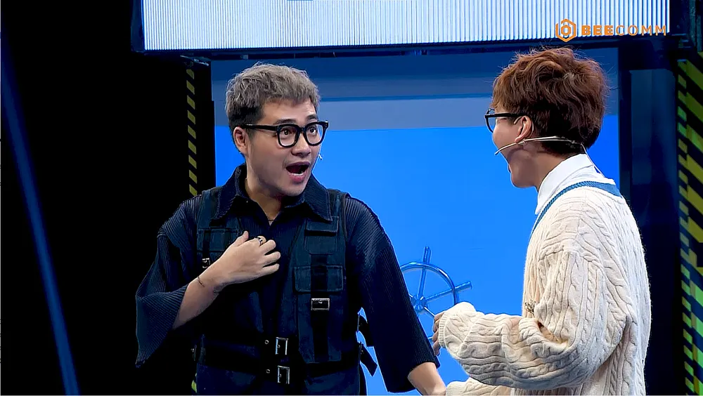 Đức Anh chơi trò oẳn tù tì.