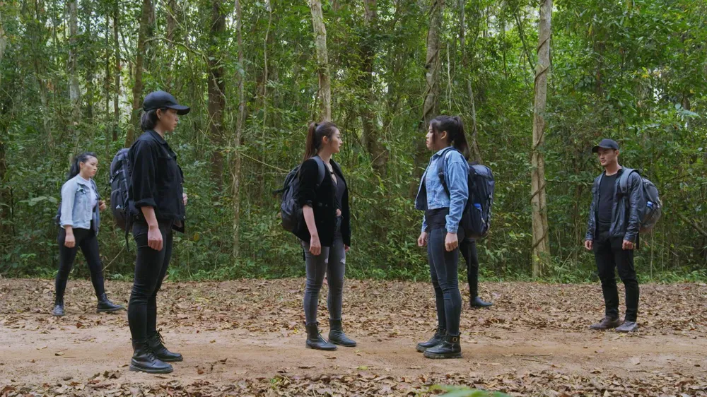 Mỹ Kỳ và Chiêu Dương ẩu đả nhau trên đường qua biên giới. Ảnh: SV