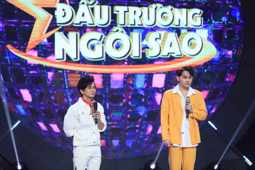 Duy Zuno nghe nhận xét từ ban giám khảo và các đội trưởng.