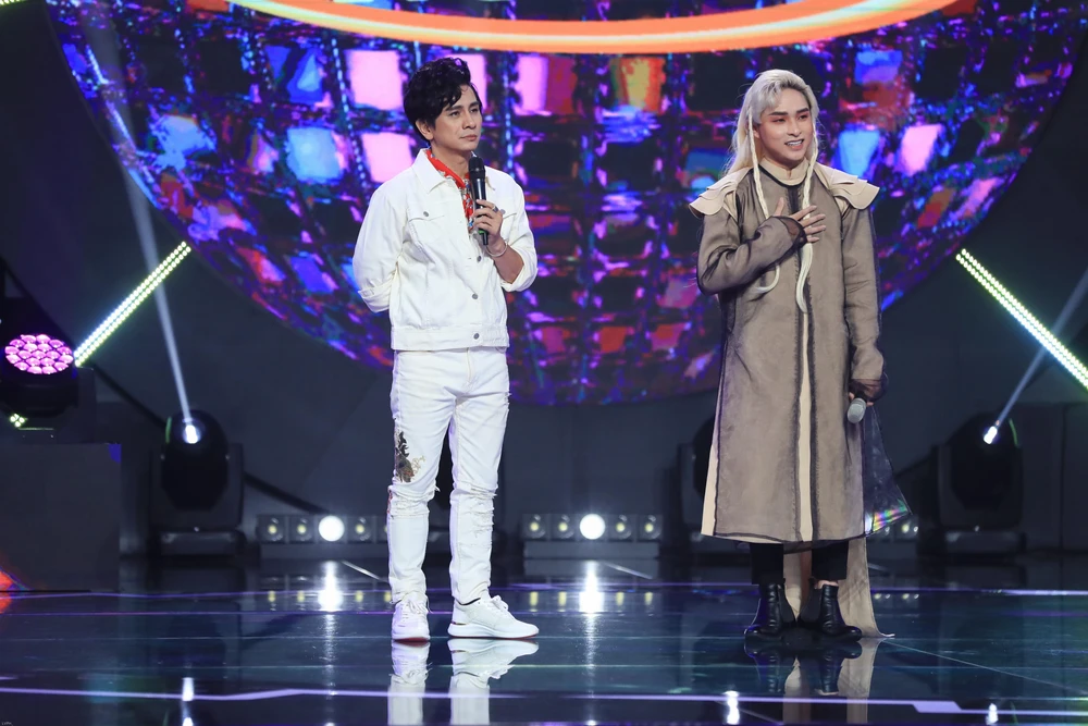 Trương Trần Anh Duy nghe nhận xét từ ban giám khảo.