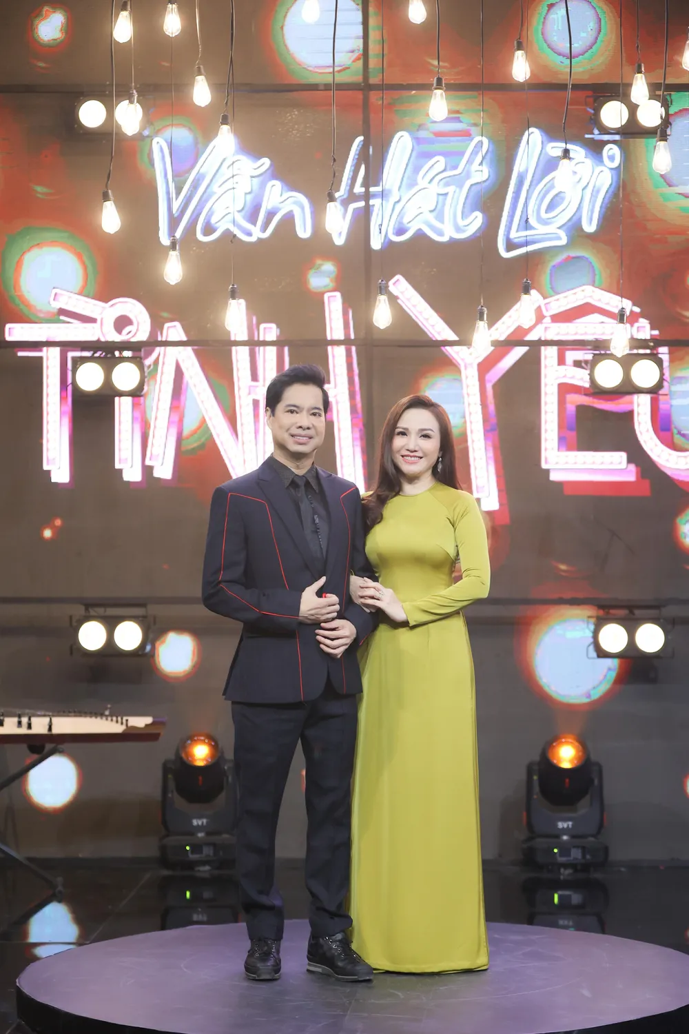 Ca sĩ Hoàng Châu.