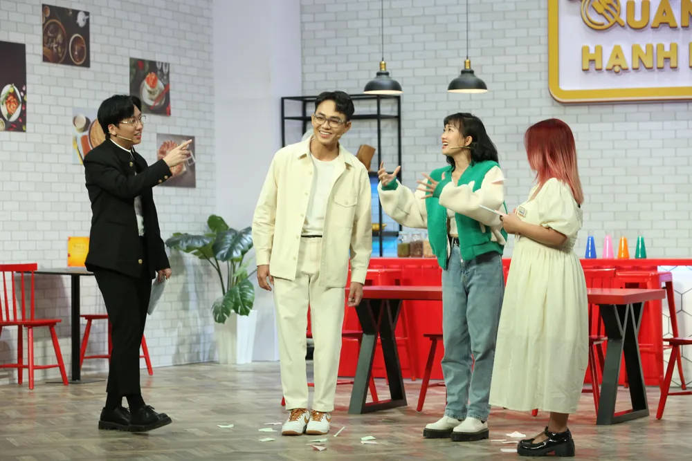 Nhân vật trao đổi với nhau.