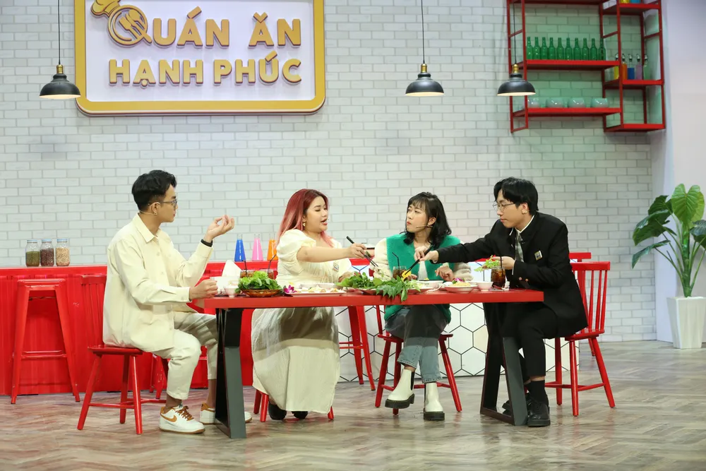 Các nhân vật cùng nhau thưởng thức món ăn.