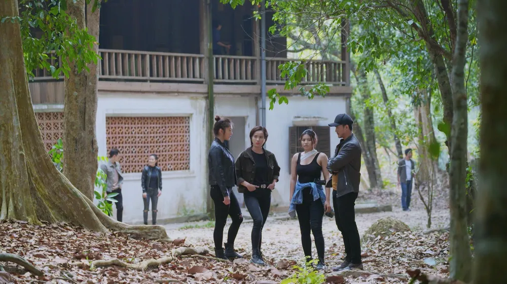 Chiêu Dương bàn kế hoạch trốn thoát khỏi kẻ thù. Ảnh: SV