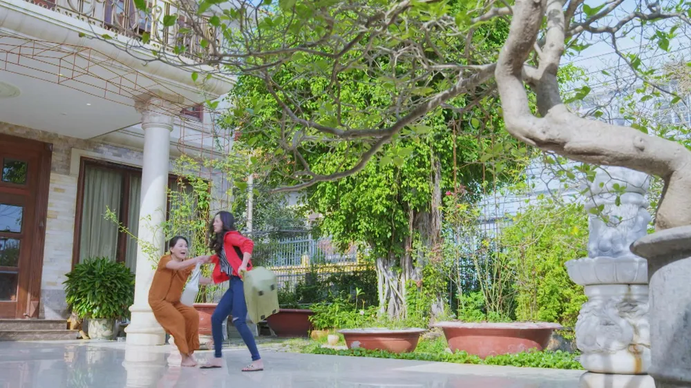 Lý Hạ trôm đồ bỏ trốn.