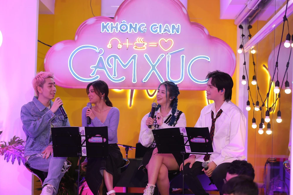 Các nhân vật song ca trong chương trình.