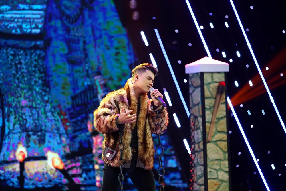 Lê Thái Sơn với ca khúc Đời đá vàng.