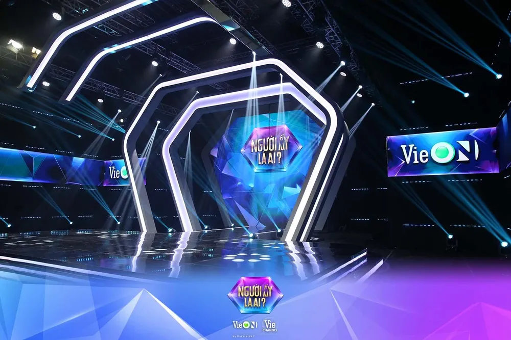 Hình ảnh sân khấu chương trình Người ấy là ai. Ảnh: CTCC