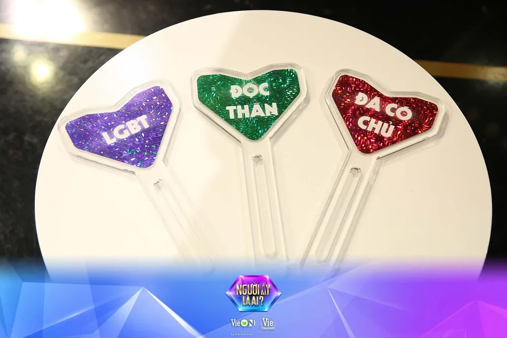 Bảng tên mới trong Người ấy là ai?.