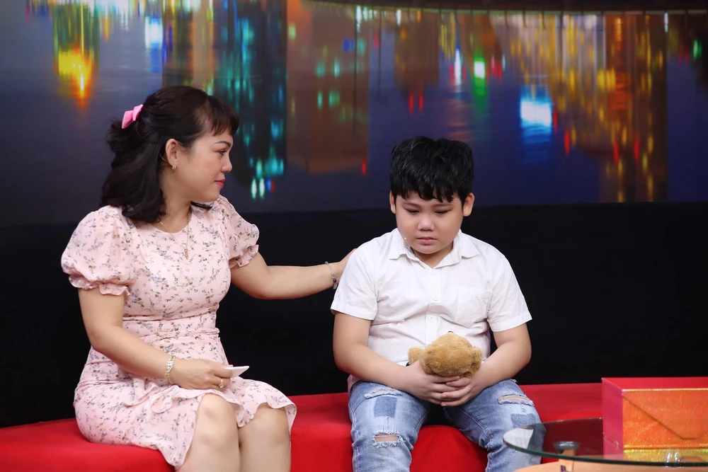 Bé Xuân Thịnh và mẹ.