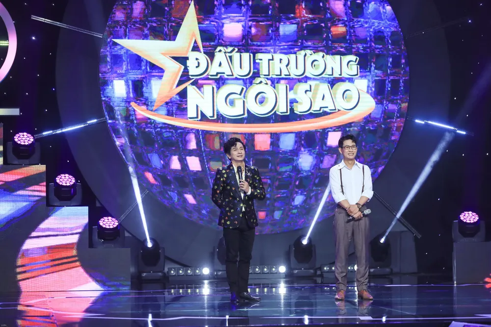 Trọng Khương nghe nhận xét từ ban giám khảo.