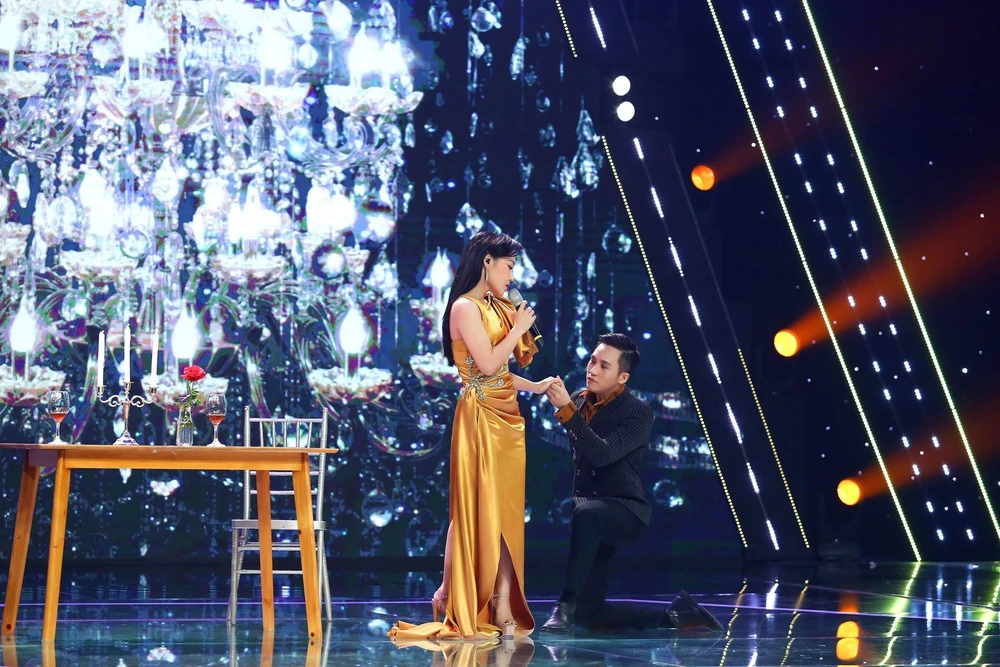 Lý Thu Thảo trình diễn ca khúc trên sân khấu.