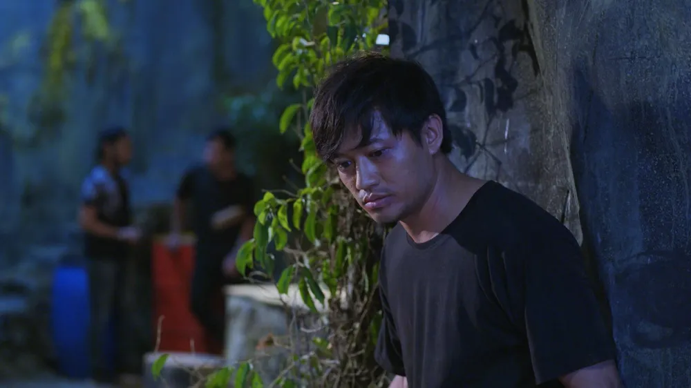 Võ Hiếu tìm kiếm dữ liệu liên quan việc phạm tội của ông Kha. Ảnh: SV