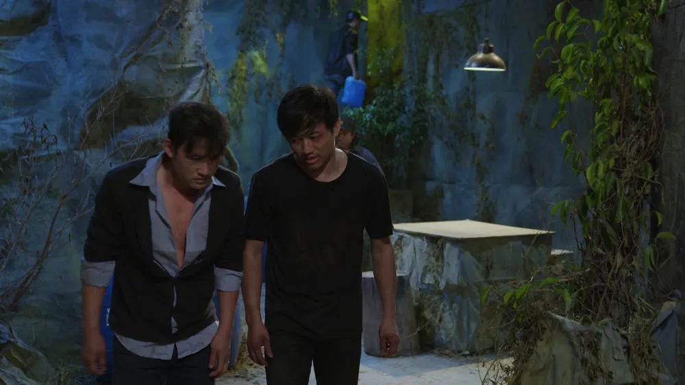 Võ Hiếu và Kỳ Quý trao đổi với nhau.