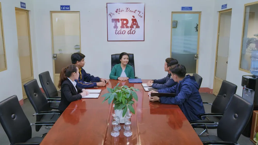 Bà Liên và Bà Hiền bắt tay nhau làm chuyện lớn. Bà Liên và Bà Hiền bắt tay nhau làm chuyện lớn.