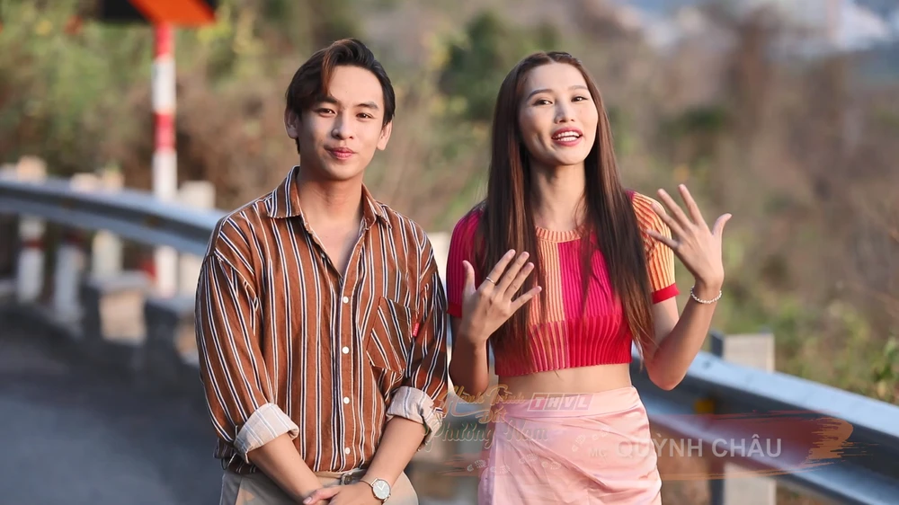 Hai nhân vật dạo bước cung đường.