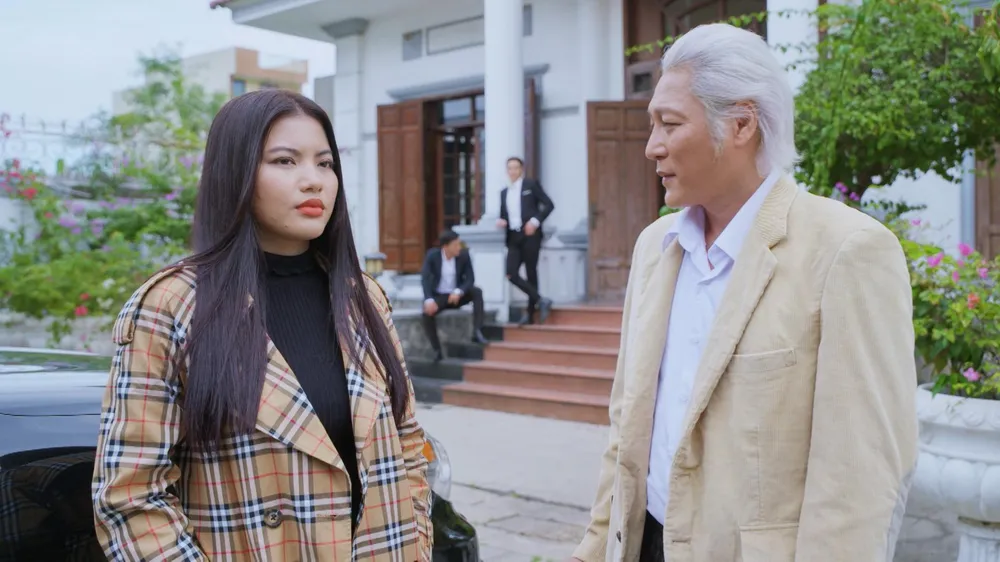 Mỹ Kỳ nói chuyện với ông kha. Ảnh: SV