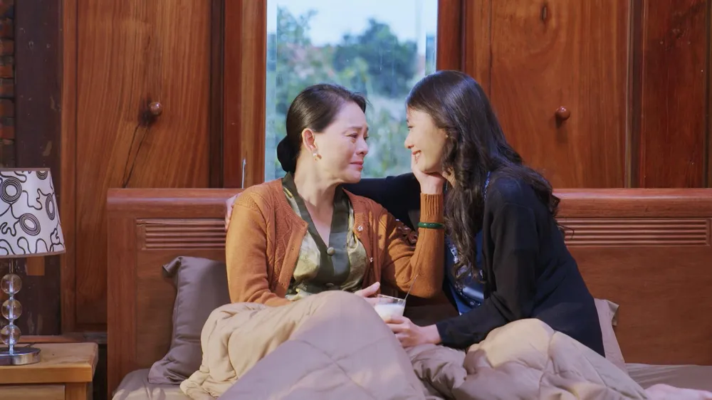 Trúc Trà quan tâm chăm sóc bà Liên.