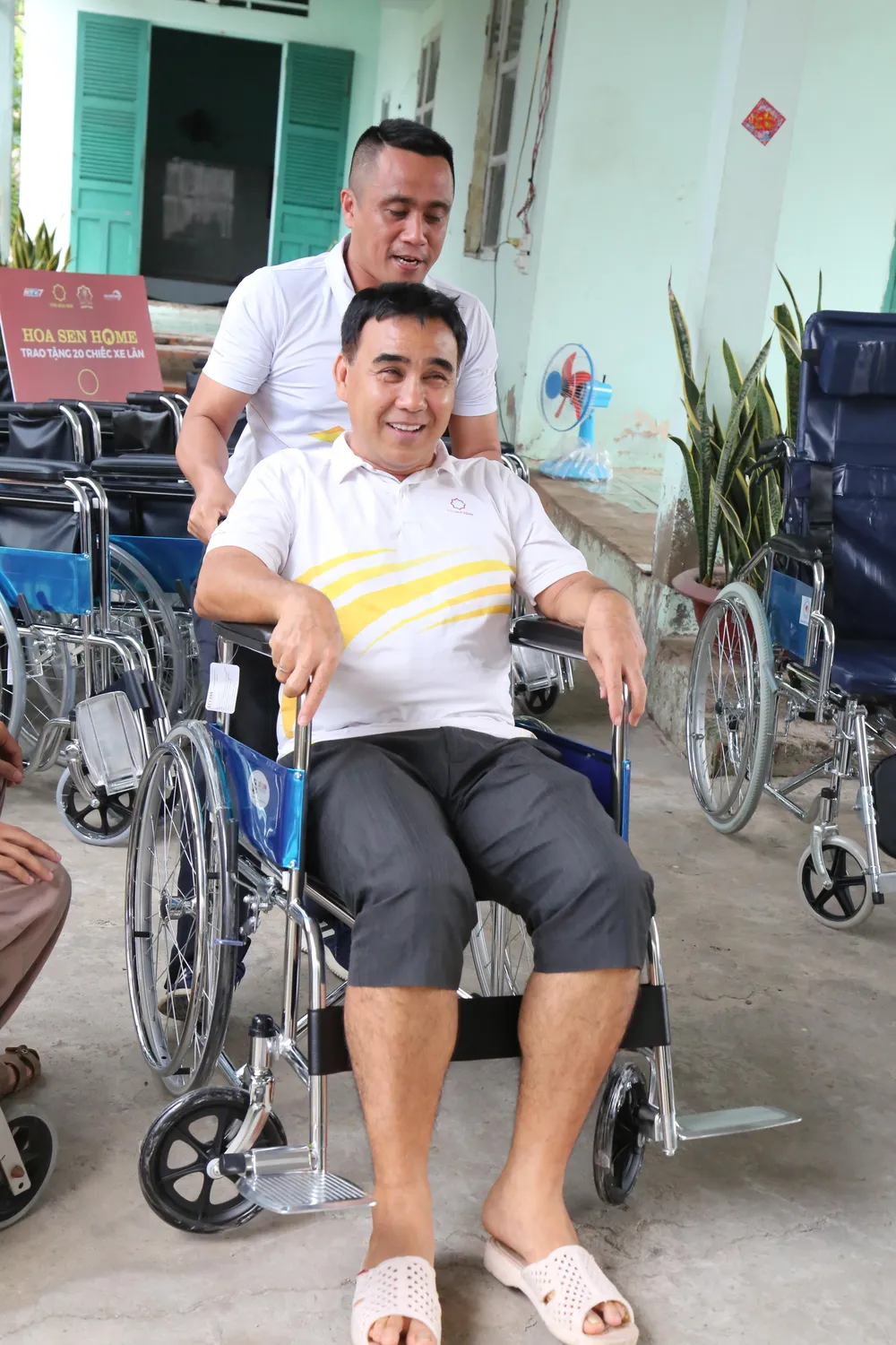 Quyền Linh kiểm tra độ chắc chắn của xe. Quyền Linh kiểm tra độ chắc chắn của xe.