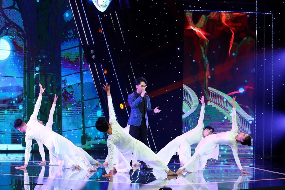 Dương Minh Ngọc với ca khúc Huyền thoại người con gái. Dương Minh Ngọc với ca khúc Huyền thoại người con gái.