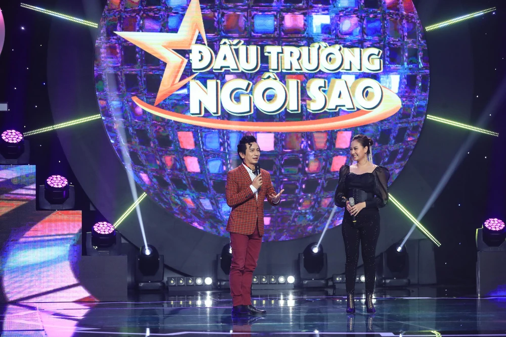 Hà Thúy Anh nghe nhận xét từ ban giám khảo