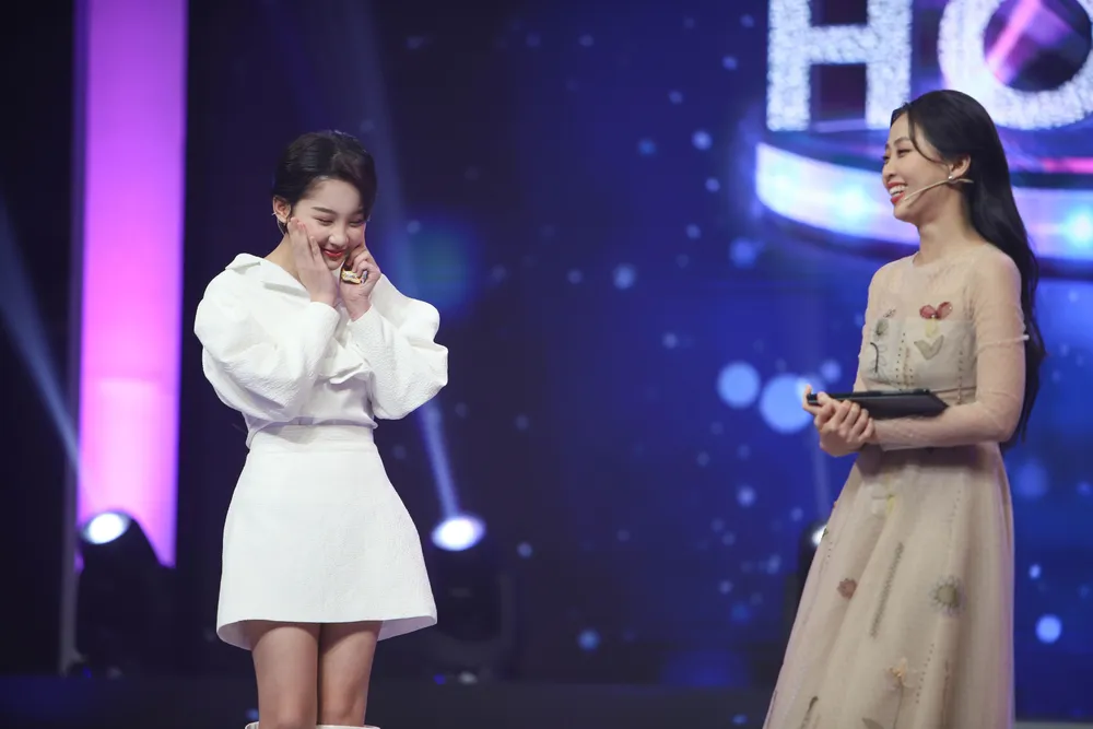 Cô nàng Thu Hà (Ceri) và MC Liêu Hà Trinh. Cô nàng Thu Hà (Ceri) và MC Liêu Hà Trinh.